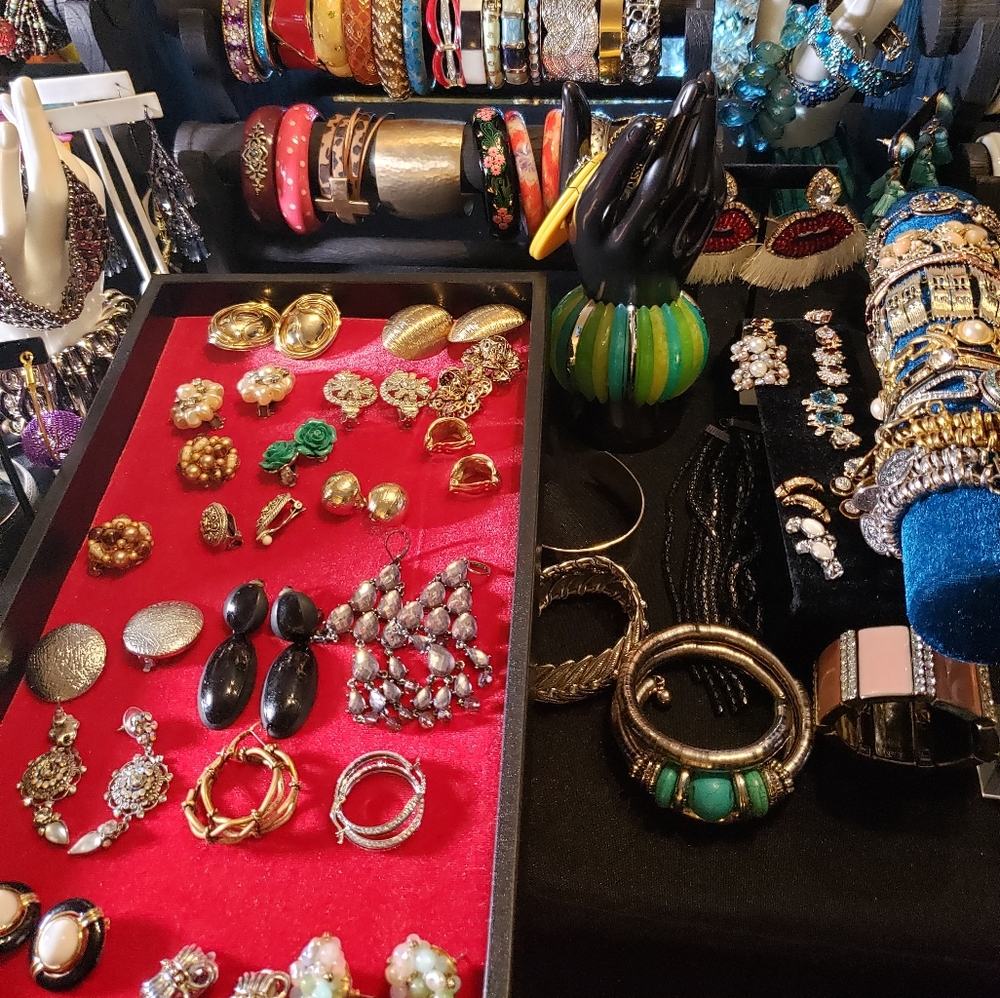 New to Lives Like to get notified Jewelry show Bracelets Earrings Brooches - Picture 4 of 7